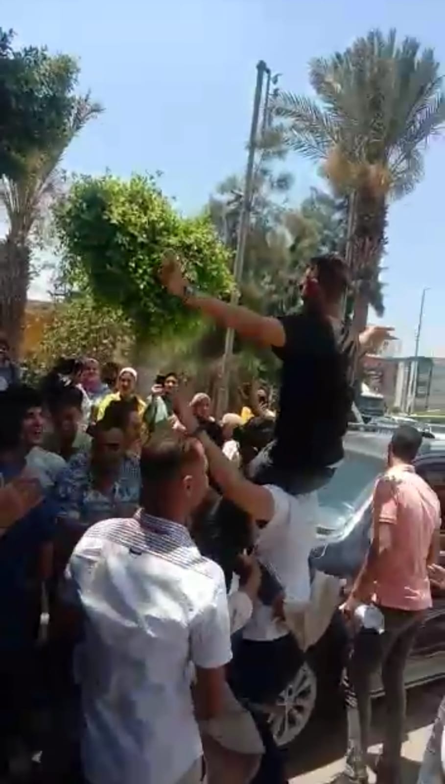 احتفال طلاب وطالبات الفرقة الرابعة بكلية الزراعة بنهاية امتحاناتهم 05