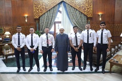   شيخ الأزهر يستقبل حفيده وزملائه احتفالا بتخرجهم من أكاديمية الطيران