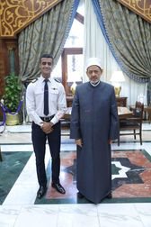   شيخ الأزهر يستقبل حفيده وزملائه احتفالا بتخرجهم من أكاديمية الطيران