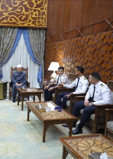   شيخ الأزهر يستقبل حفيده وزملائه احتفالا بتخرجهم من أكاديمية الطيران