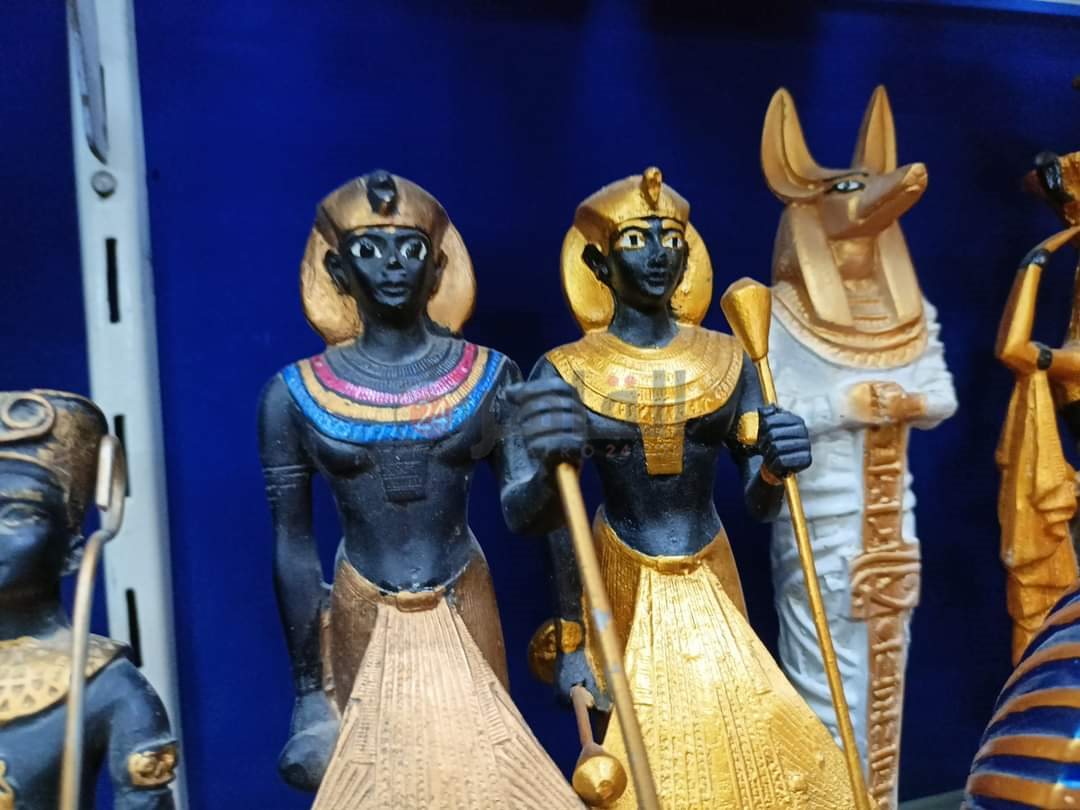 القطع الفرعونية المُقلدة 