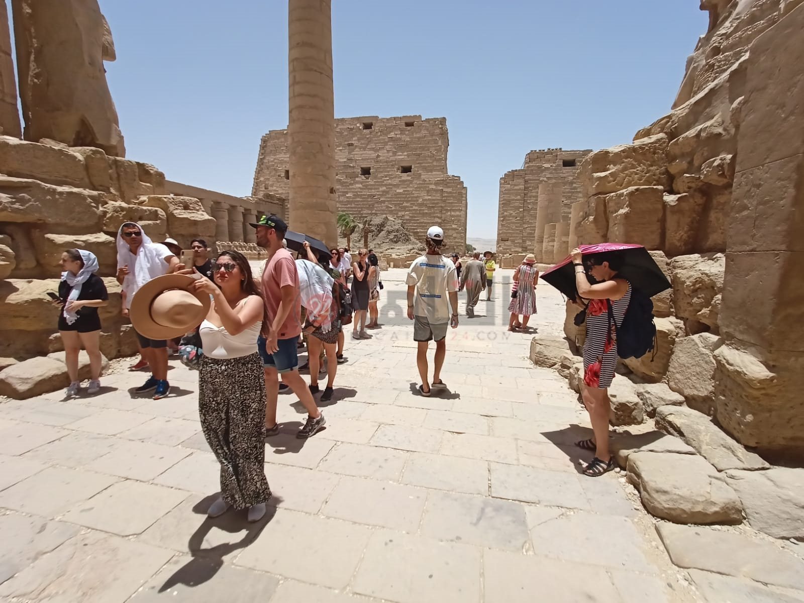 توافد السياح على معبد الكرنك