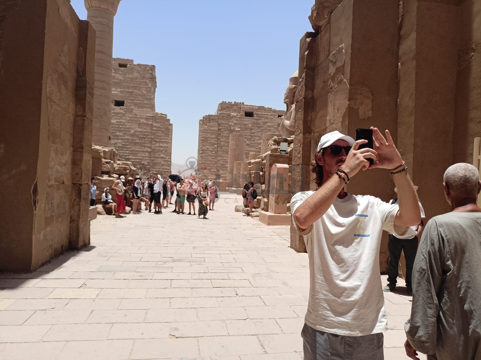 توافد السياح على معبد الكرنك 