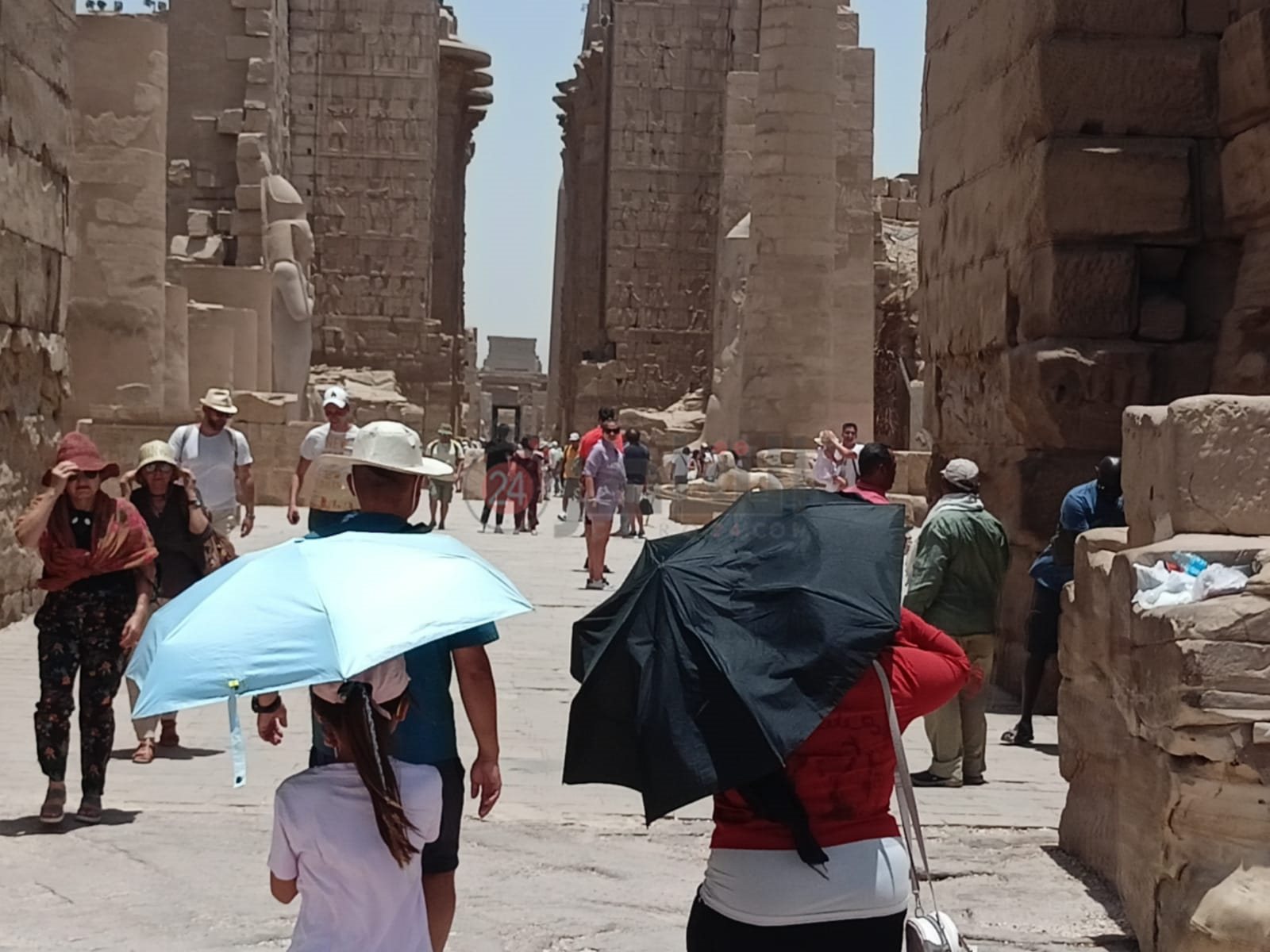 توافد السياح على معبد الكرنك 