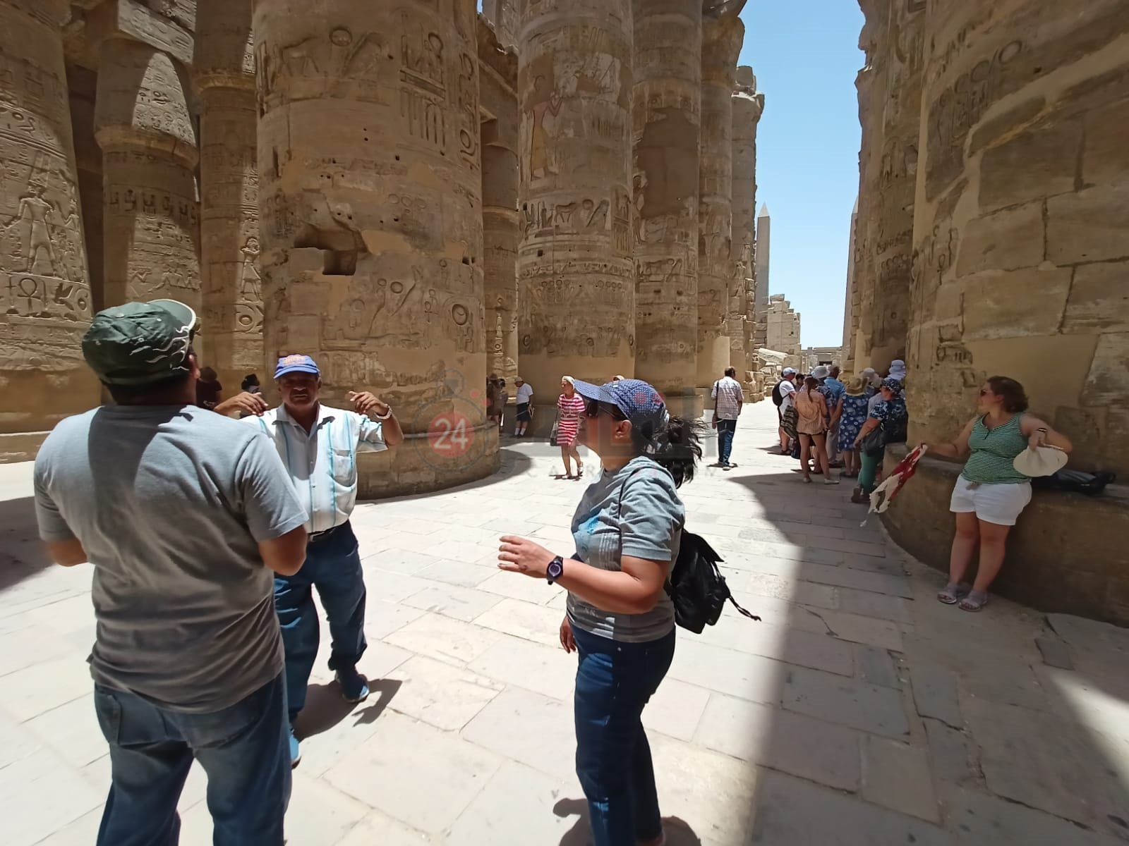 توافد السياح على معبد الكرنك 