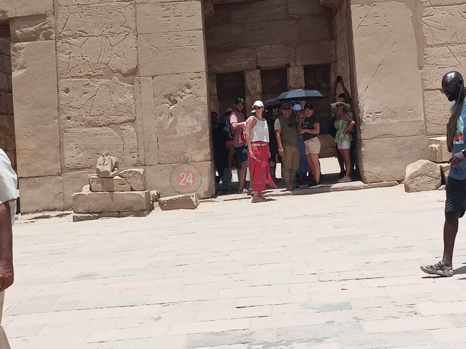 توافد السياح على معبد الكرنك 