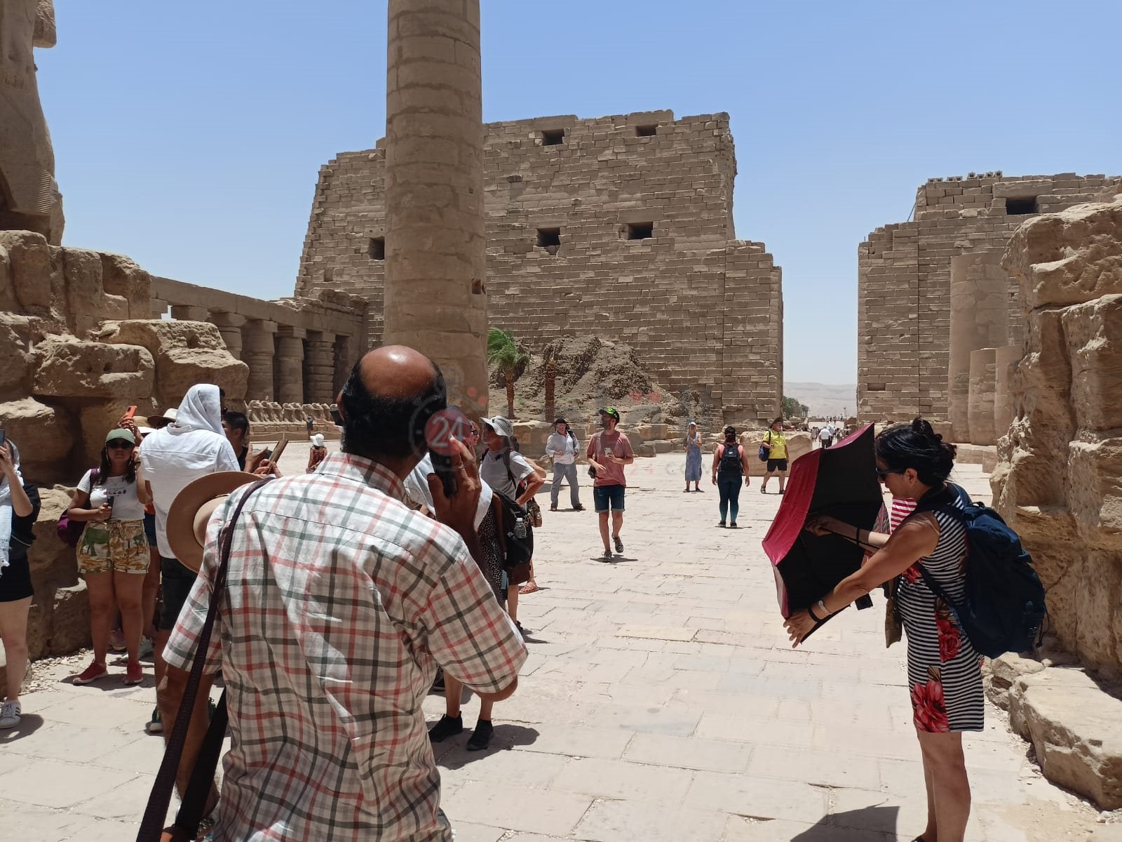 توافد السياح على معبد الكرنك 