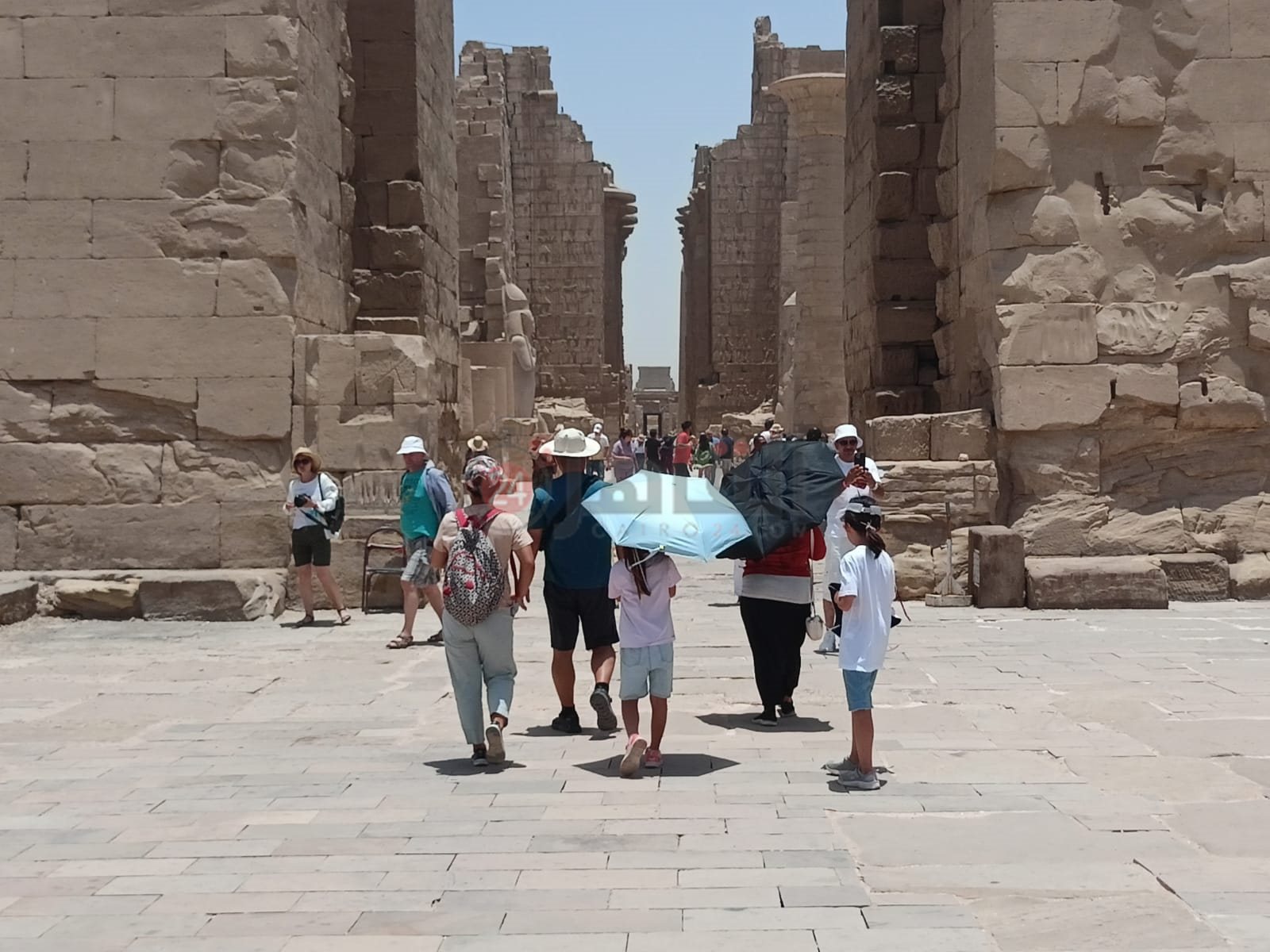 توافد السياح على معبد الكرنك 