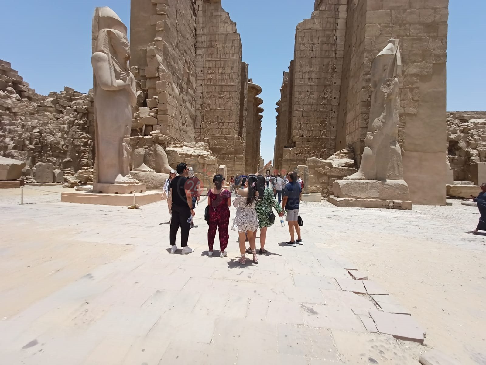 توافد السياح على معبد الكرنك 