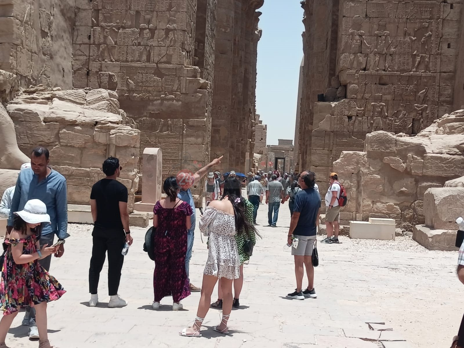 توافد السياح على معبد الكرنك 