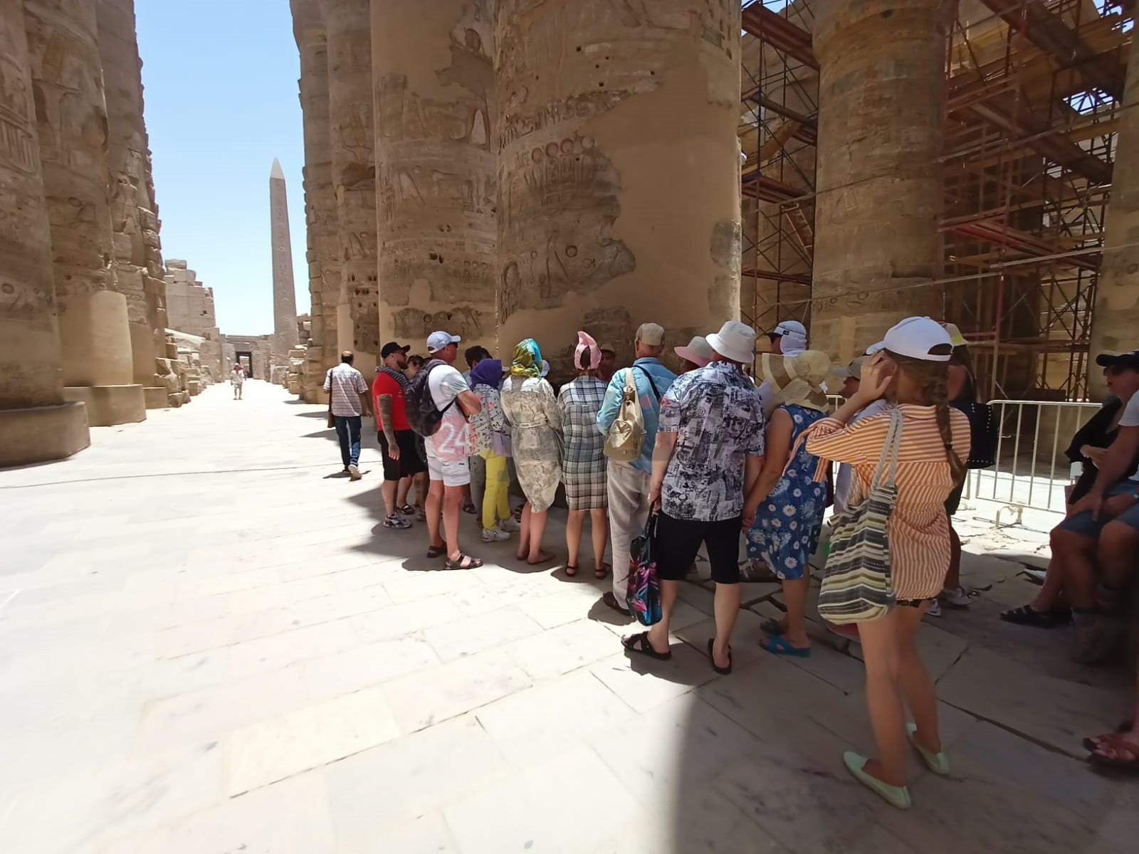 توافد السياح على معبد الكرنك 