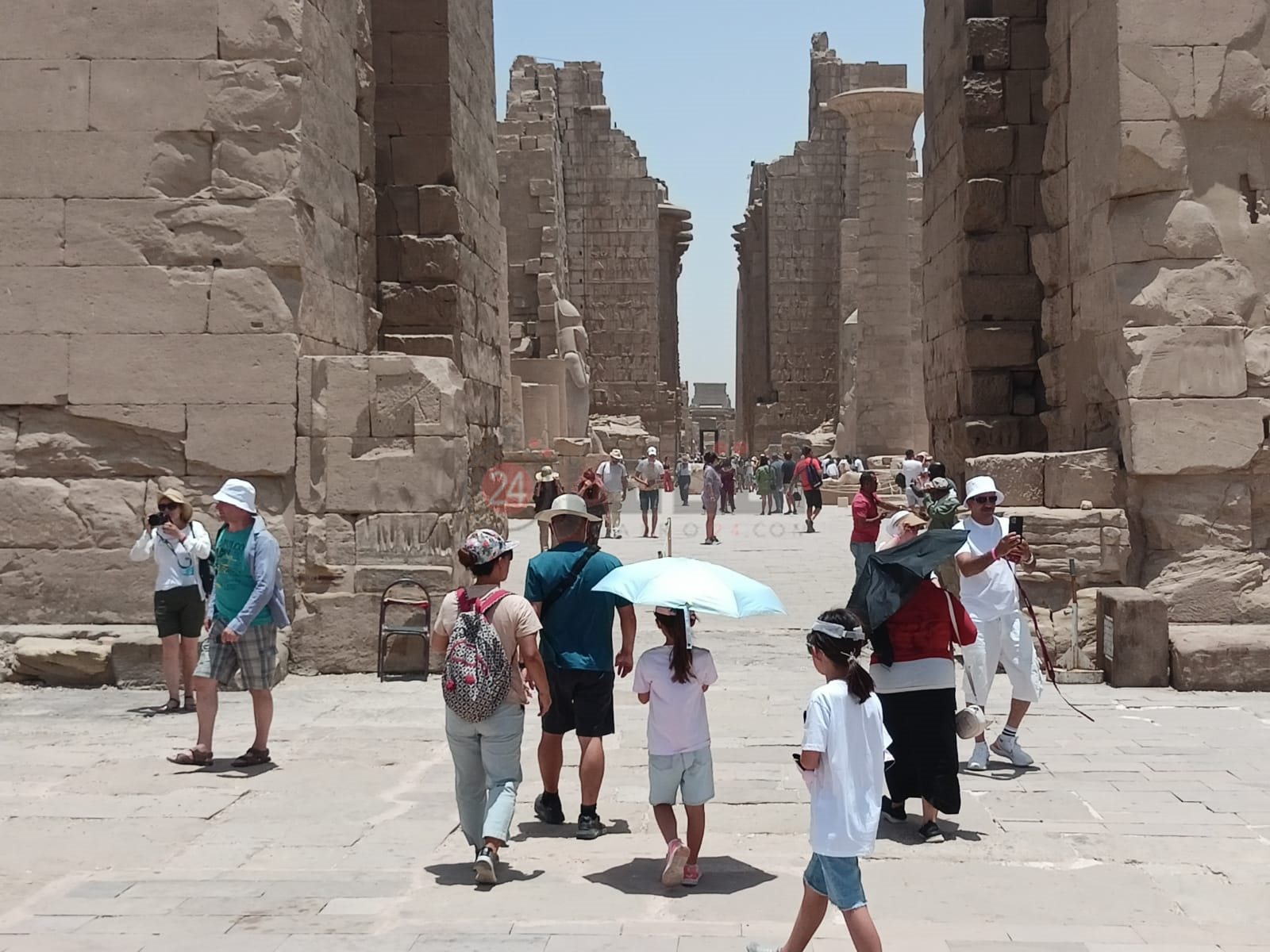 توافد السياح على معبد الكرنك 