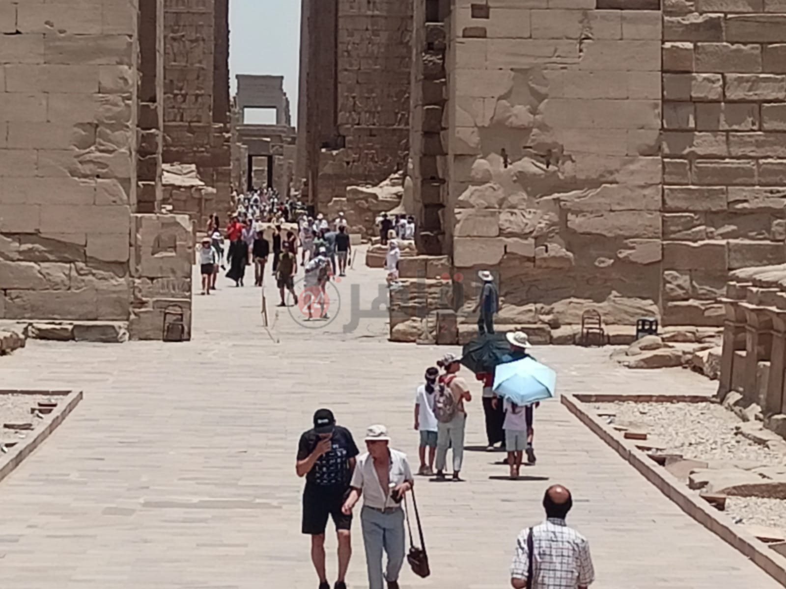 توافد السياح على معبد الكرنك 