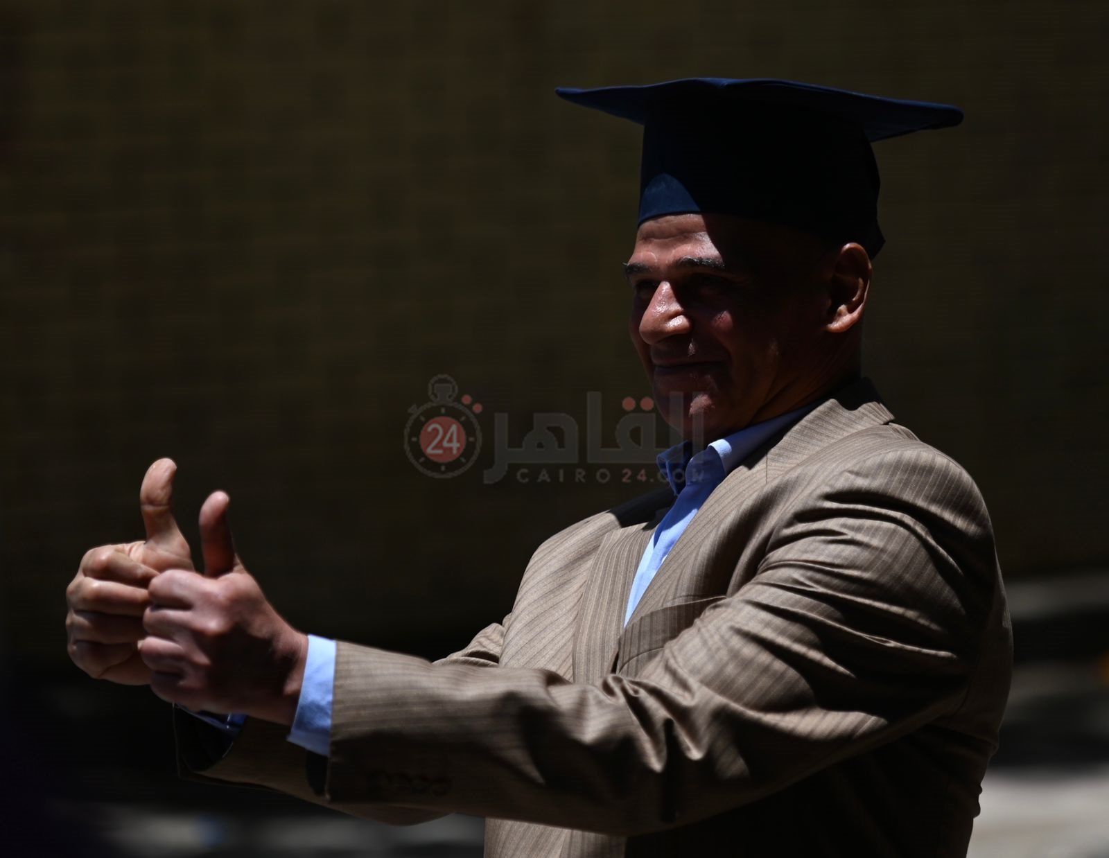 أب ينتظر ابنته بكاب التخرج