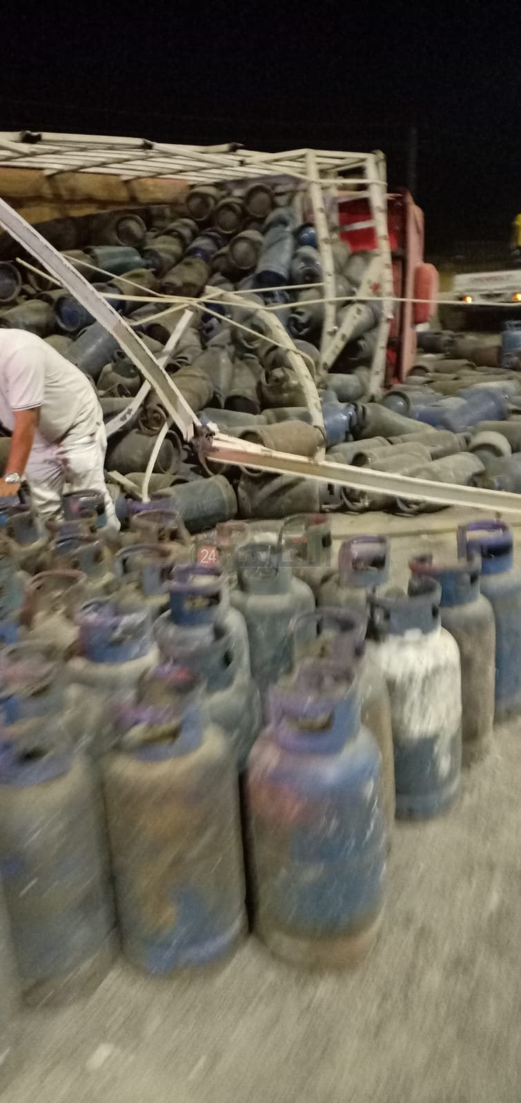 حادث انقلاب سيارة أنابيب 