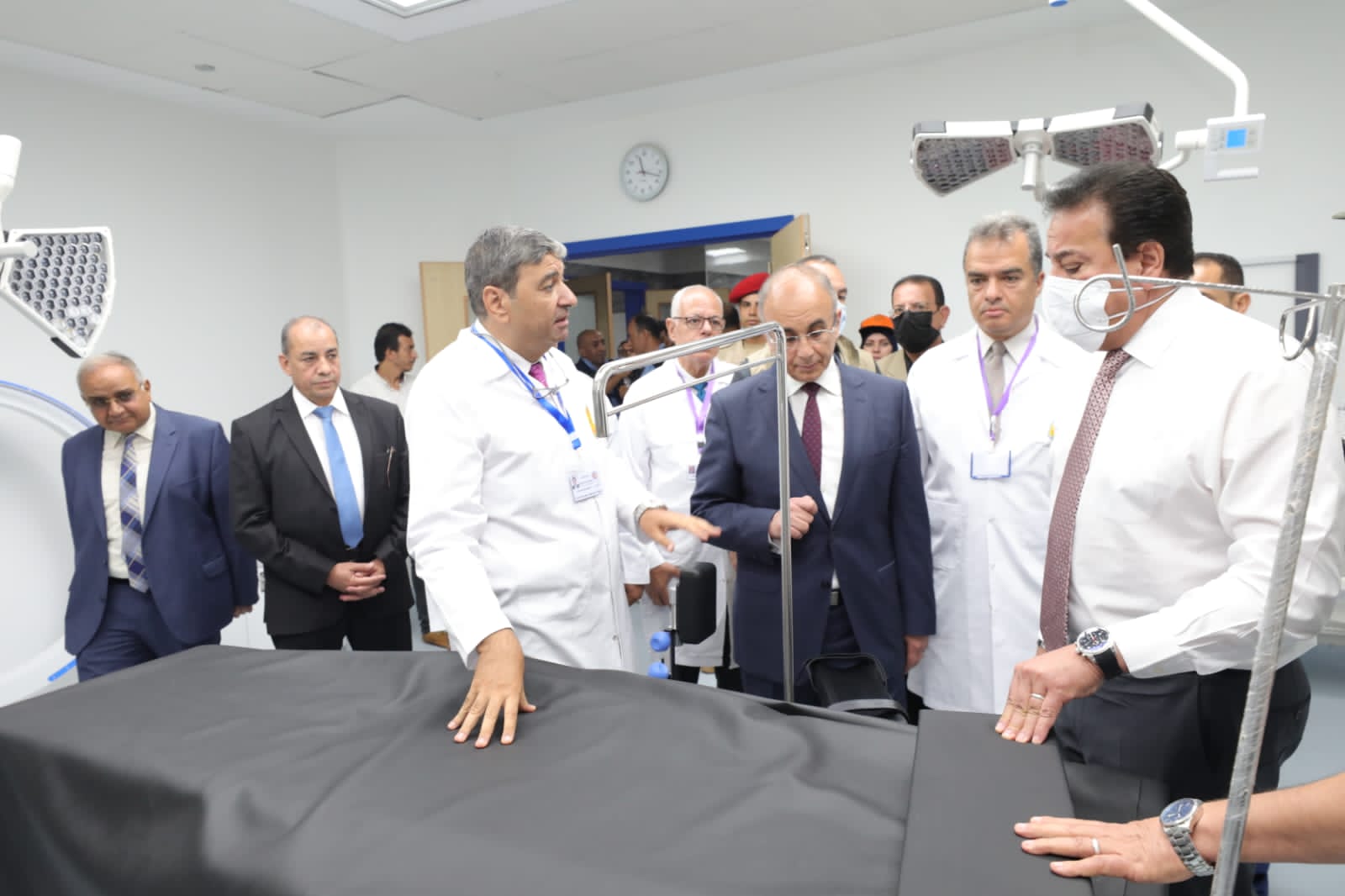 وزير التعليم العالي يتفقد مستشفى العاشر من رمضان الجامعي 01