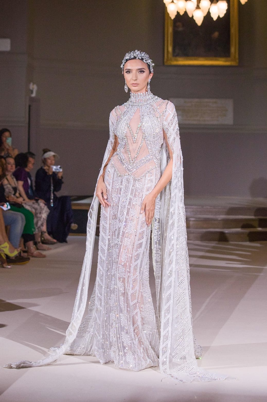 اطلالات ملكية وفستان زفاف ذهبية وملونة للبحيري في اسبوع الموضة الفرنسي (6)