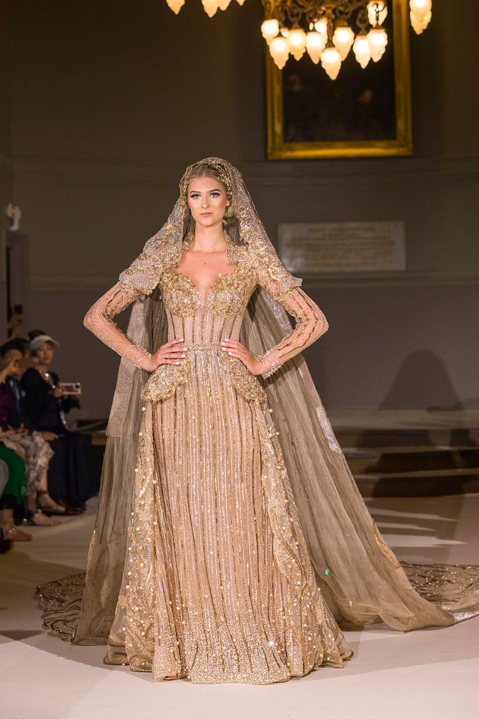 اطلالات ملكية وفستان زفاف ذهبية وملونة للبحيري في اسبوع الموضة الفرنسي (8)