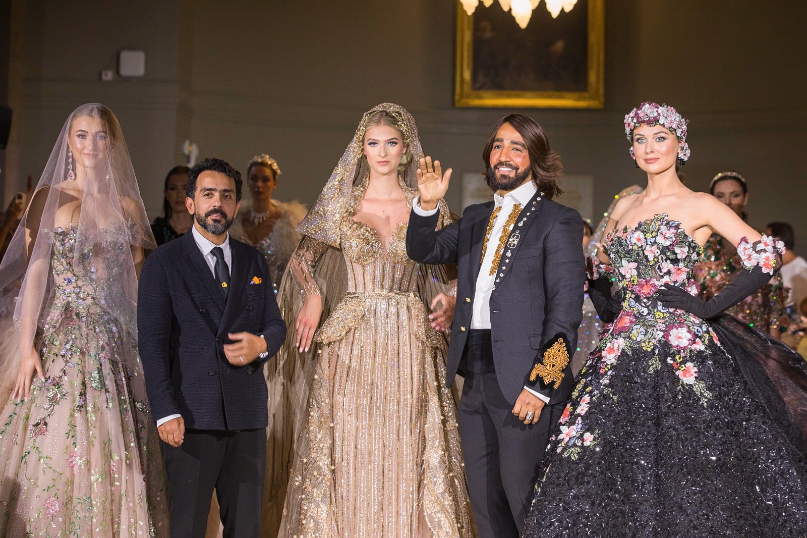 هانبي البحيري في في ختام العرض باسبوع الموضة الفرنسي