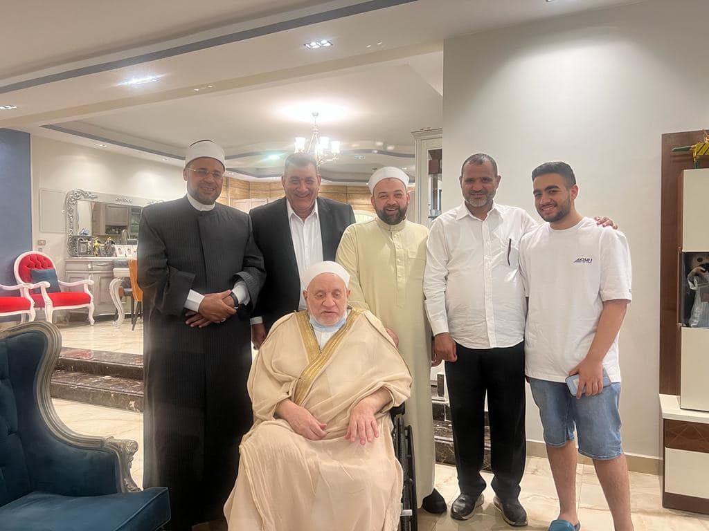 أول صور للدكتور أحمد عمر هاشم بعد تعافيه من العملية الجراحية