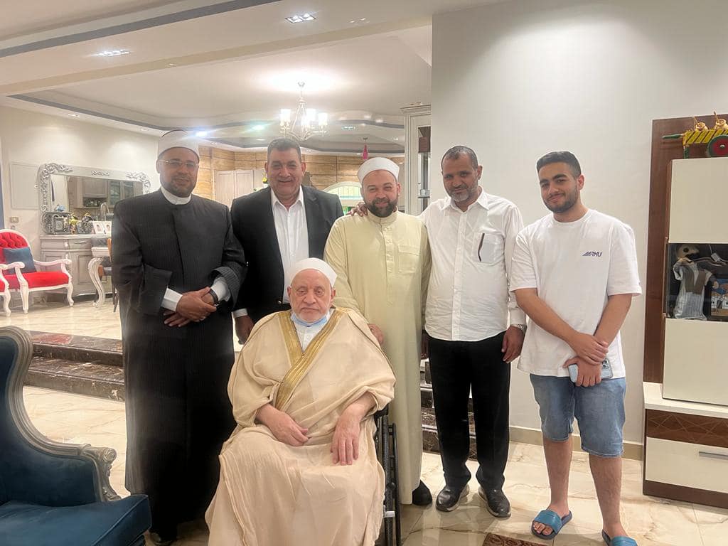 أول صور للدكتور أحمد عمر هاشم بعد تعافيه من العملية الجراحية