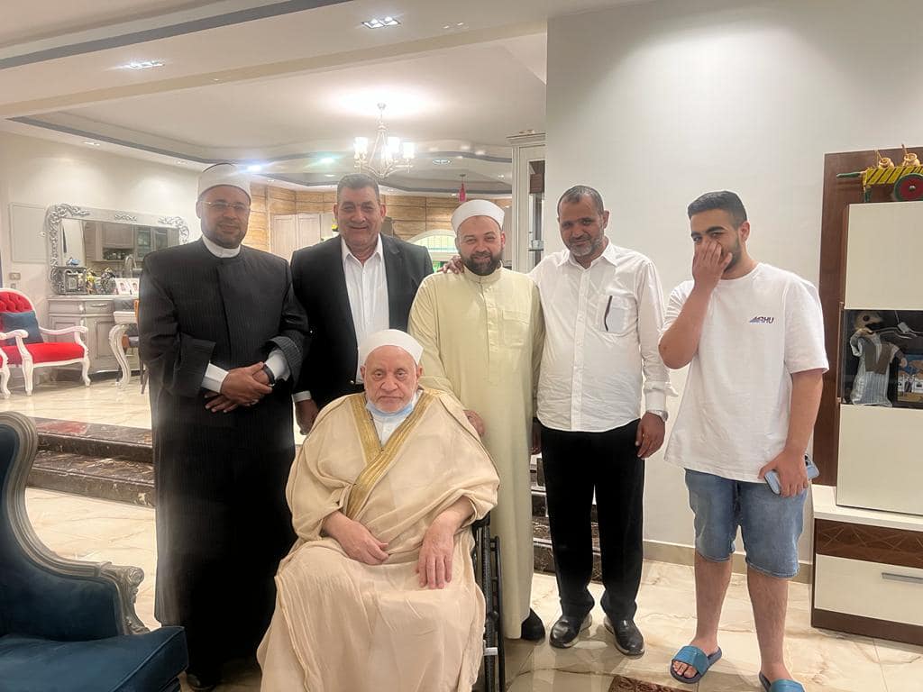 أول صور للدكتور أحمد عمر هاشم بعد تعافيه من العملية الجراحية