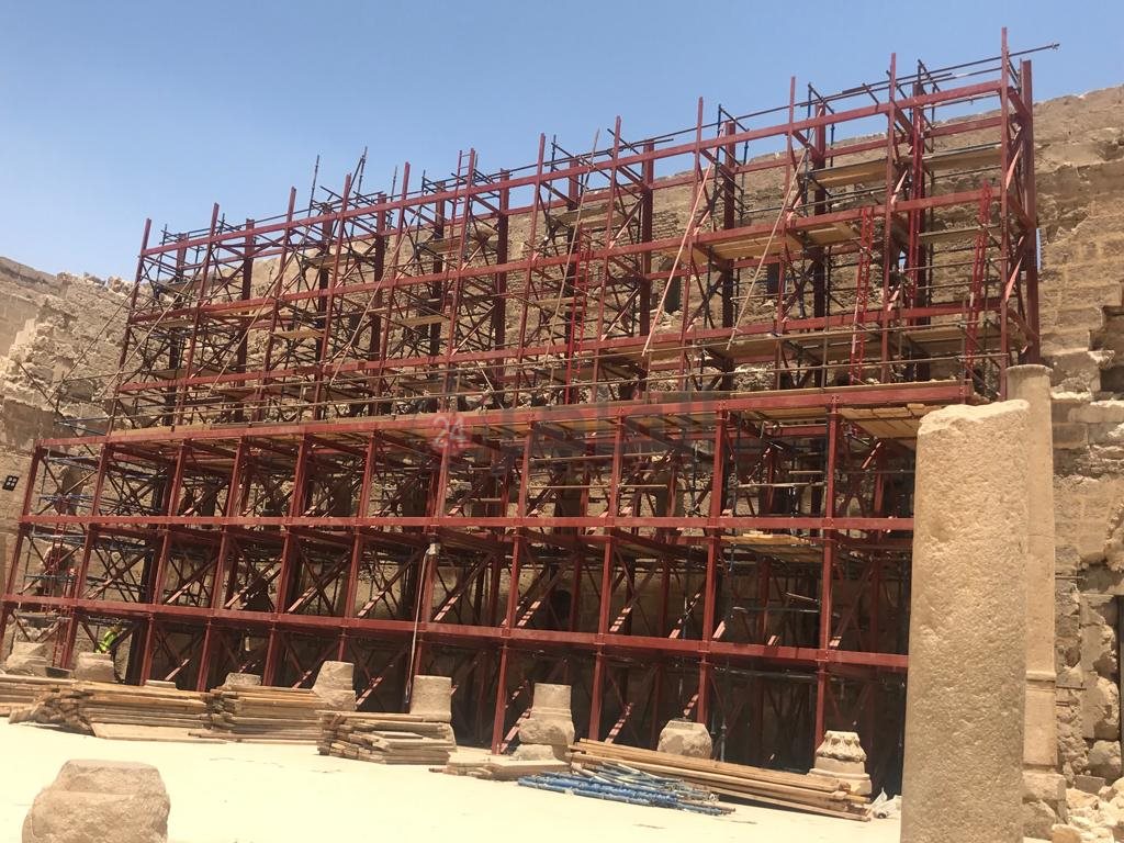 تجهيزات ترميم سور الدير الأبيض بسوهاج بعد انهياره (2)