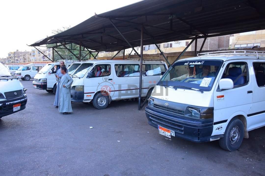 متابعة العمل بمواقف سيارات الأجرة بالأقصر 