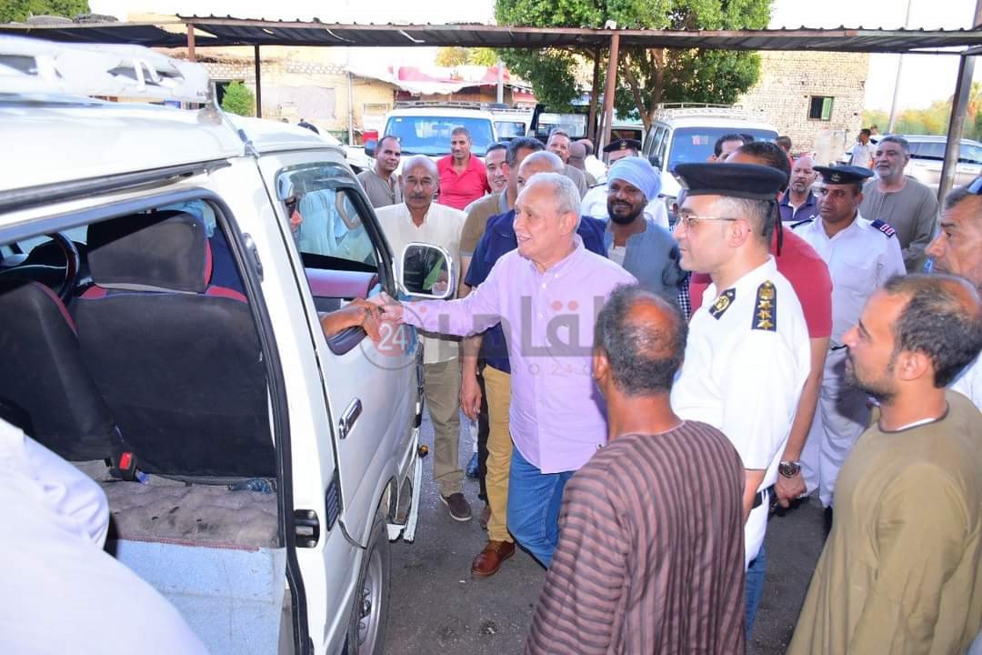 متابعة العمل بمواقف سيارات الأجرة بالأقصر 