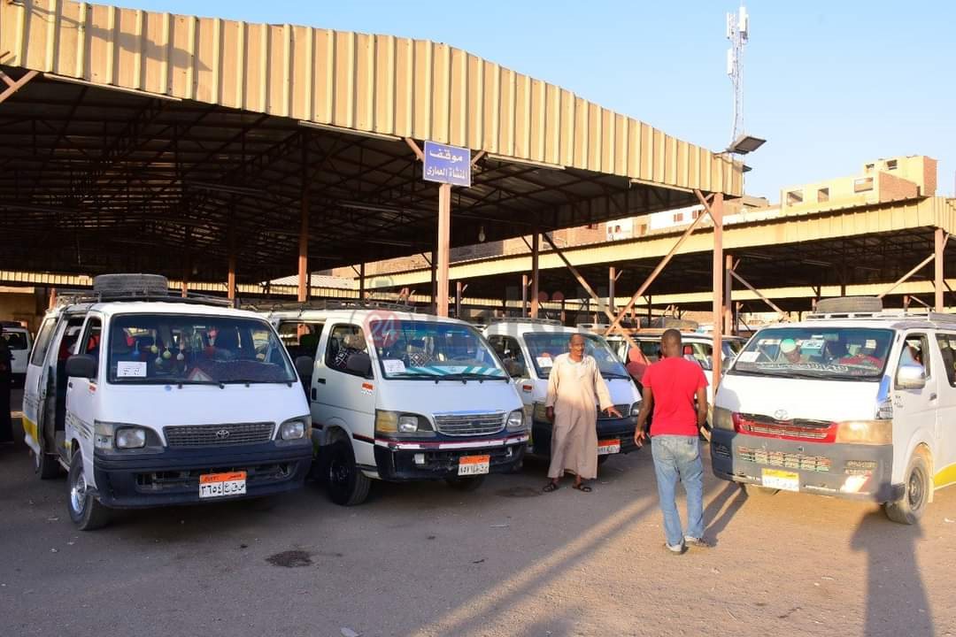 متابعة العمل بمواقف سيارات الأجرة بالأقصر 