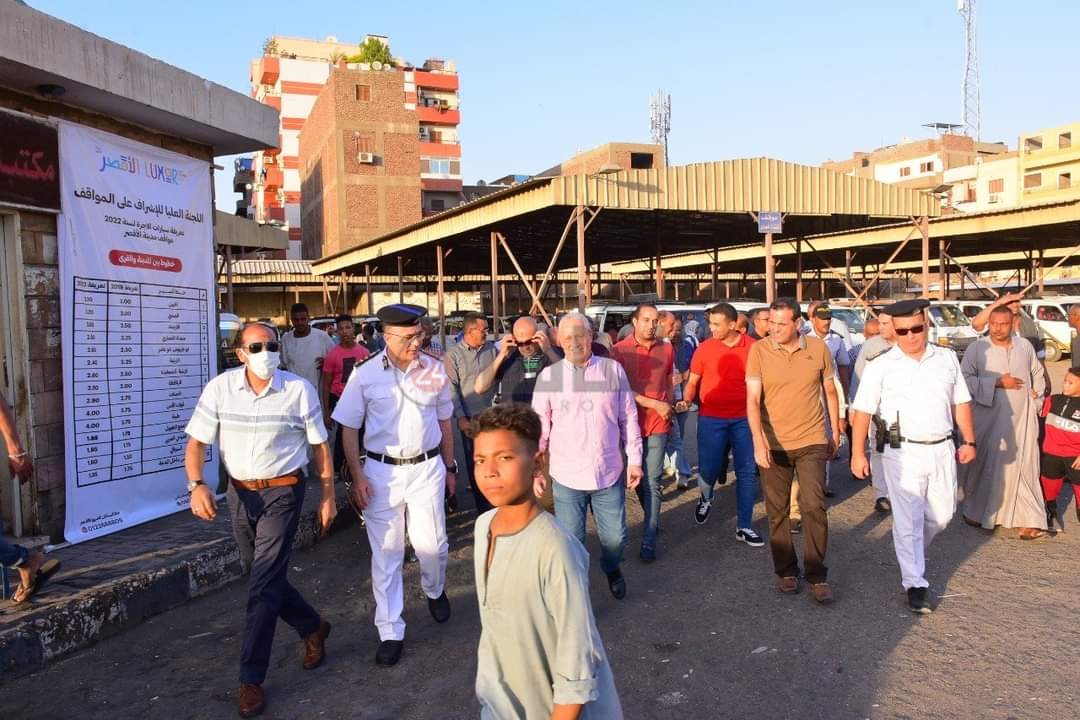 متابعة العمل بمواقف سيارات الأجرة بالأقصر 