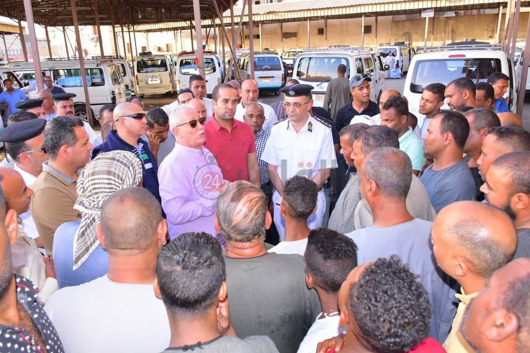 متابعة العمل بمواقف سيارات الأجرة بالأقصر 