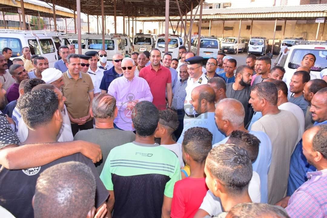 متابعة العمل بمواقف سيارات الأجرة بالأقصر 