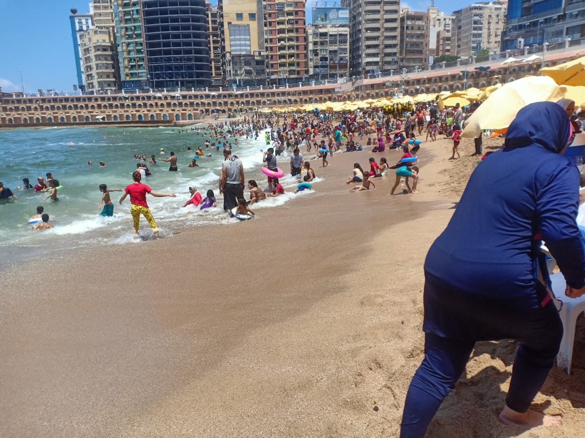 عودة الهدوء لشواطئ الإسكندرية 