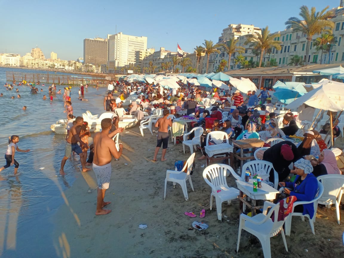 عودة الهدوء لشواطئ الإسكندرية 