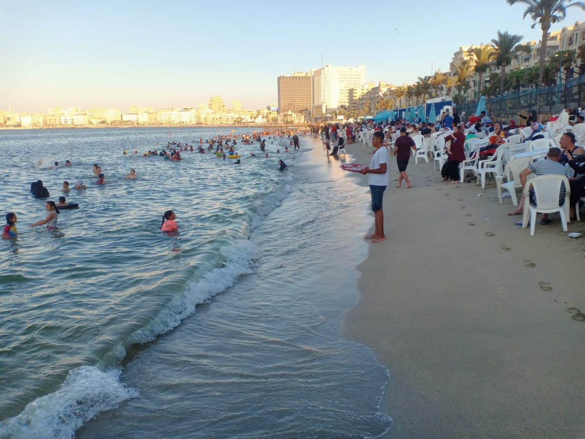 عودة الهدوء لشواطئ الإسكندرية 