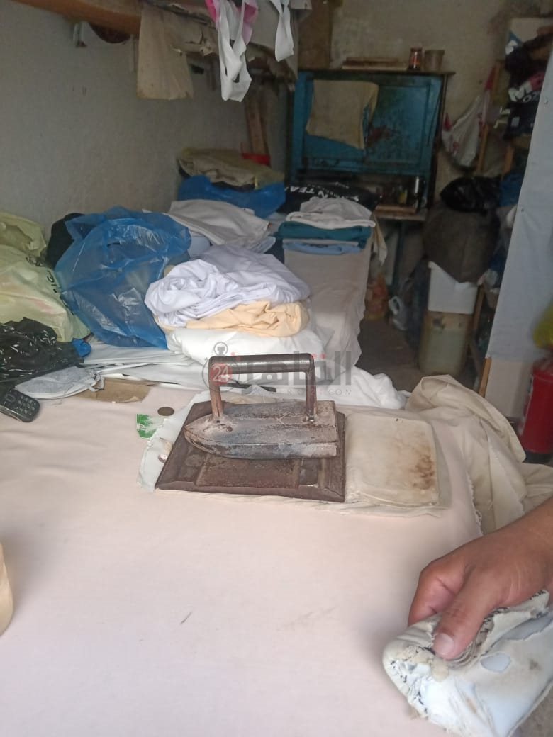 كي الملابس بالمكواة الزهر