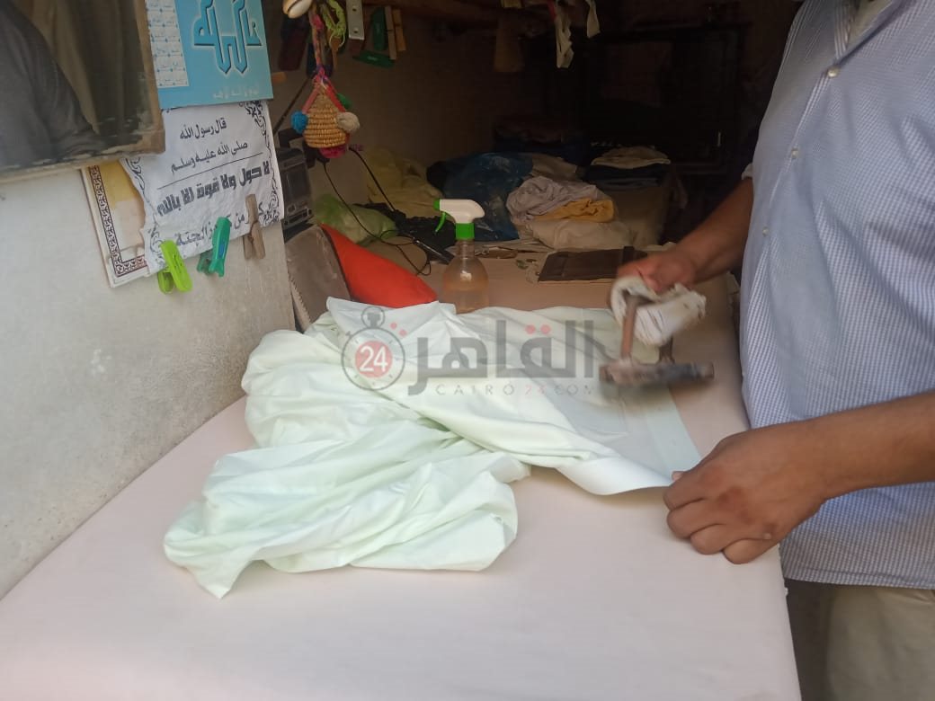 كي الملابس بالمكواة الزهر