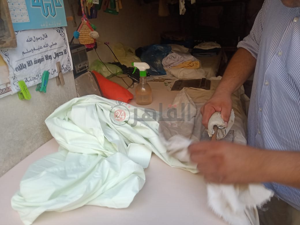 كي الملابس بالمكواة الزهر