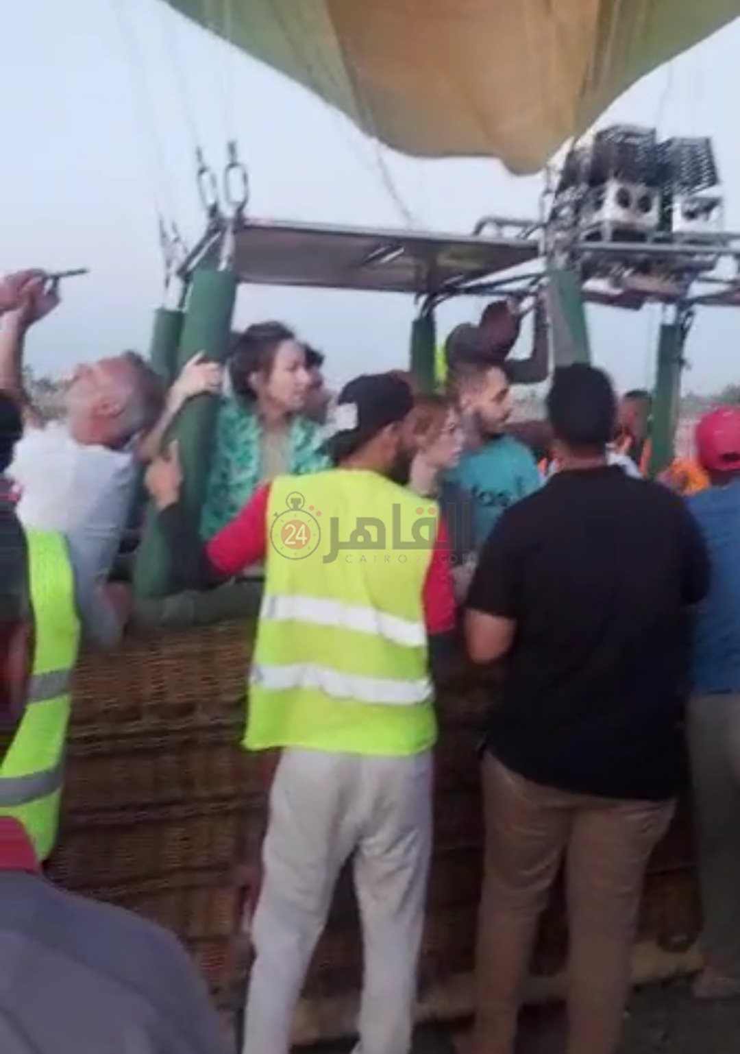 لحظة خروج السياح بأمان من بالون الأقصر الهابط 
