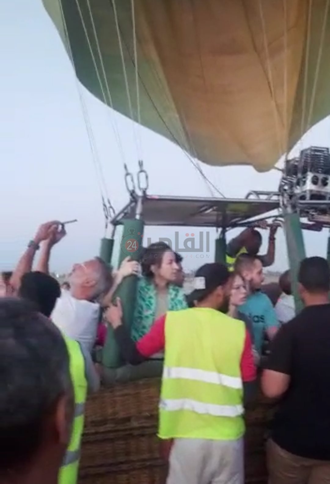 لحظة خروج السياح بأمان من بالون الأقصر الهابط 