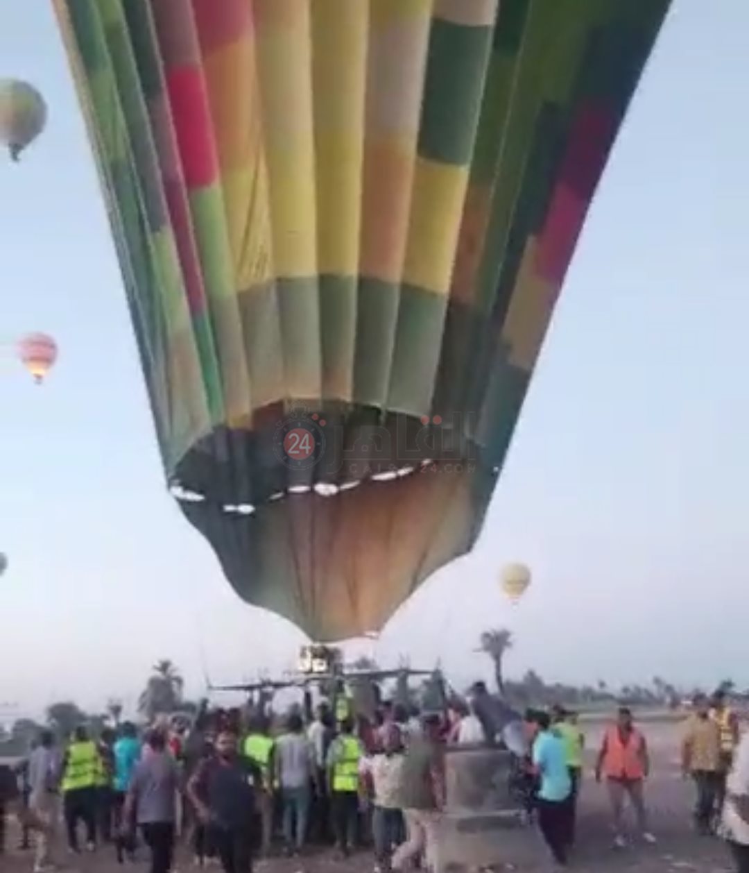 لحظة خروج السياح بأمان من بالون الأقصر الهابط 