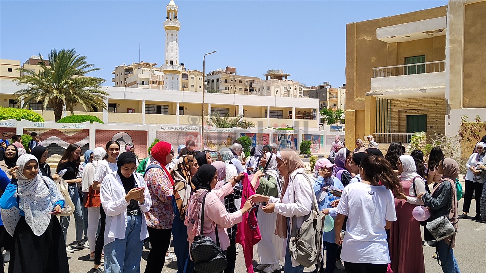 احتفالات طلبة الثانوية العامة أمام اللجان