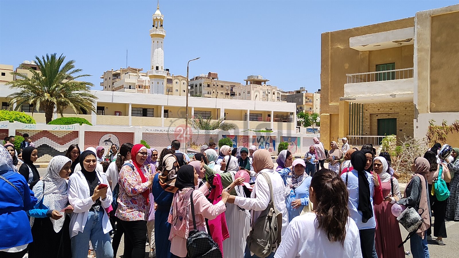احتفالات طلبة الثانوية العامة أمام اللجان