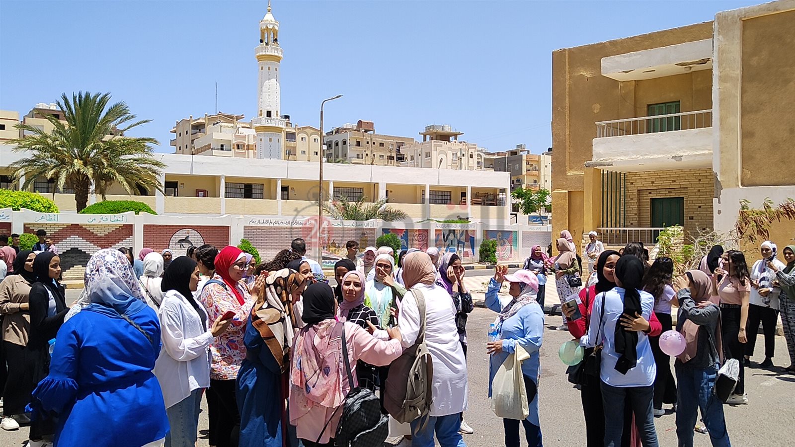 احتفالات طلبة الثانوية العامة أمام اللجان