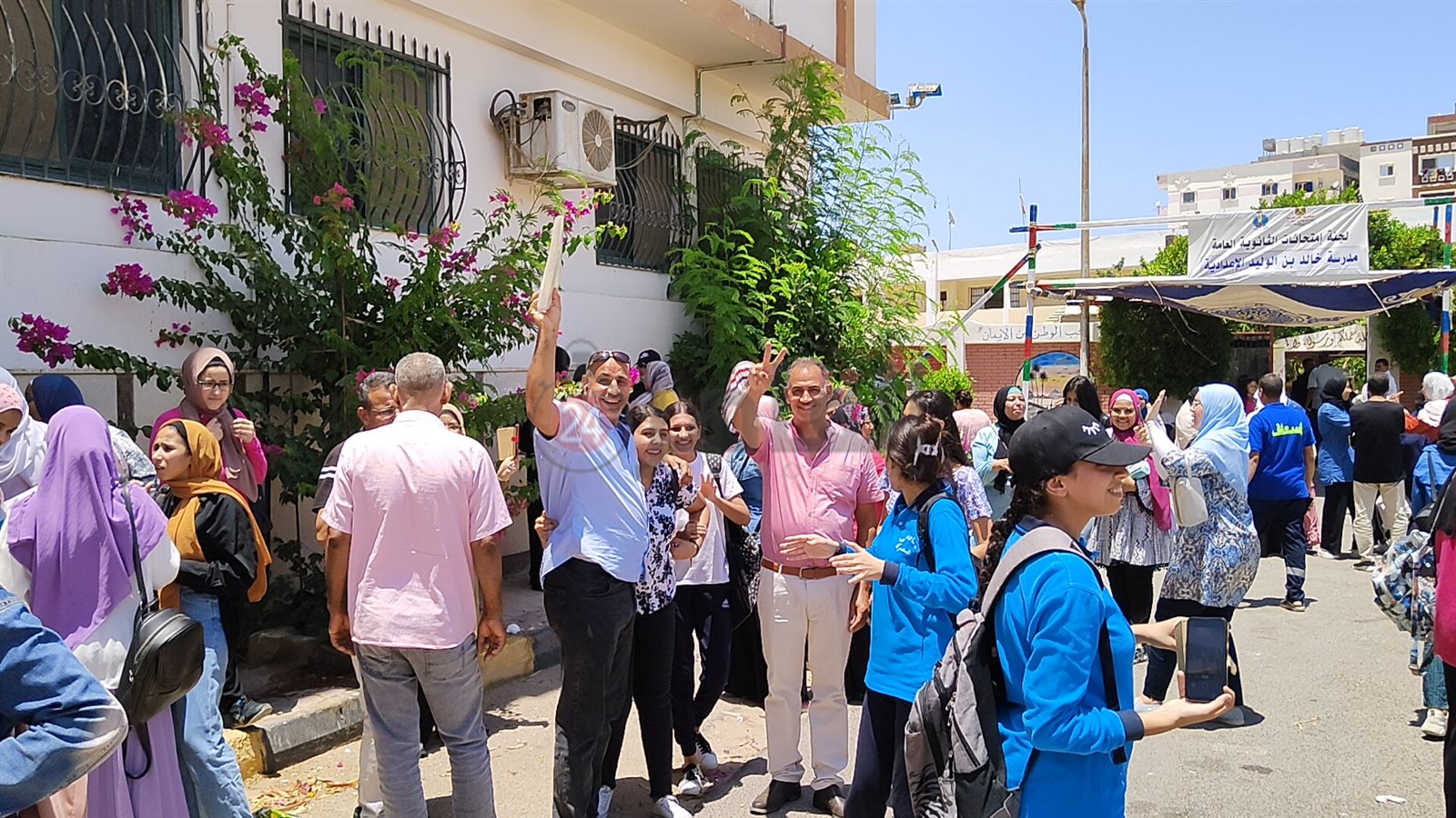 احتفالات طلبة الثانوية العامة أمام اللجان