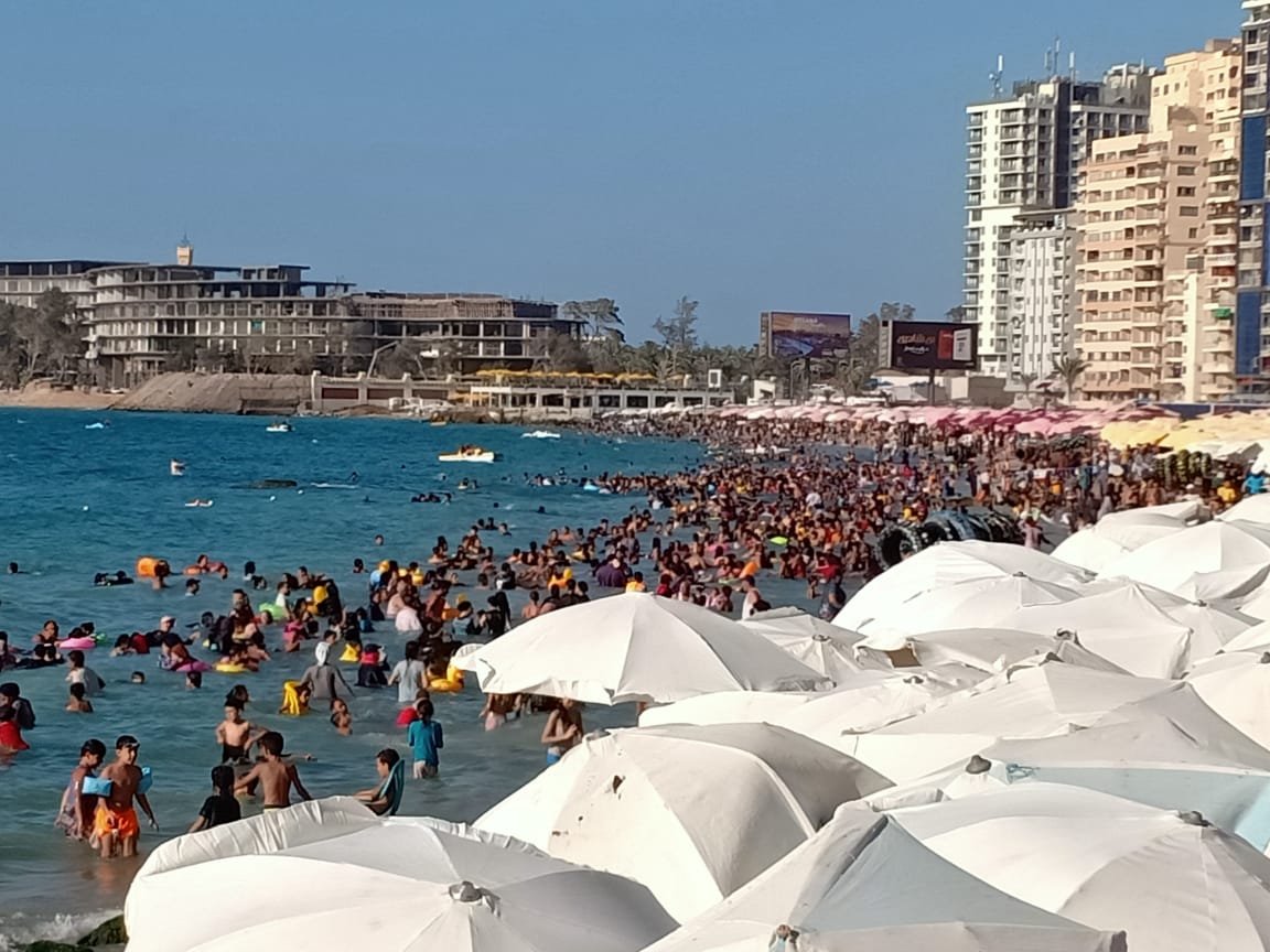 إقبال شديد من المصطافين على شواطئ الإسكندرية 
