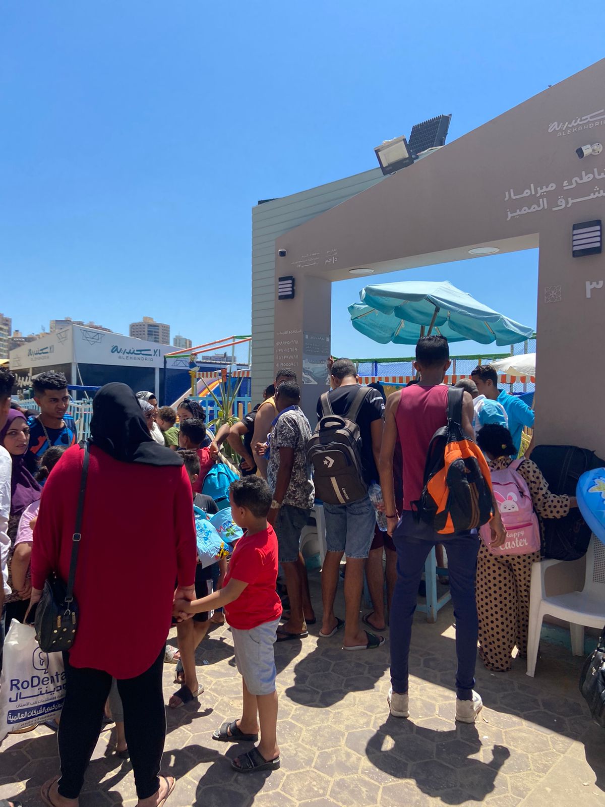 إقبال شديد من المصطافين على شواطئ الإسكندرية 