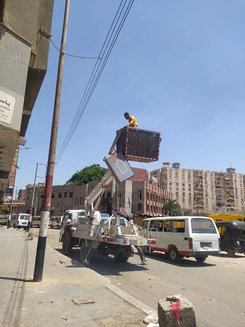 إزالة الإعلانات المخالفة بشوارع الشرقية