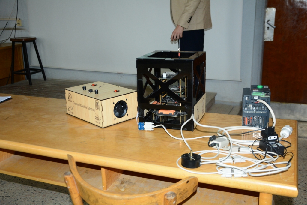 فريق طلابي بجامعة أسيوط يصمم قمر صناعي 